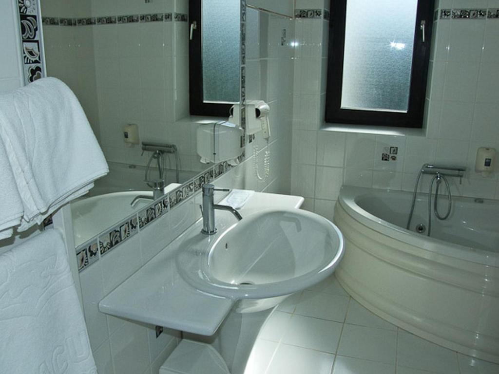 Hotel Castel Dracula Piatra Fantanele Eksteriør billede